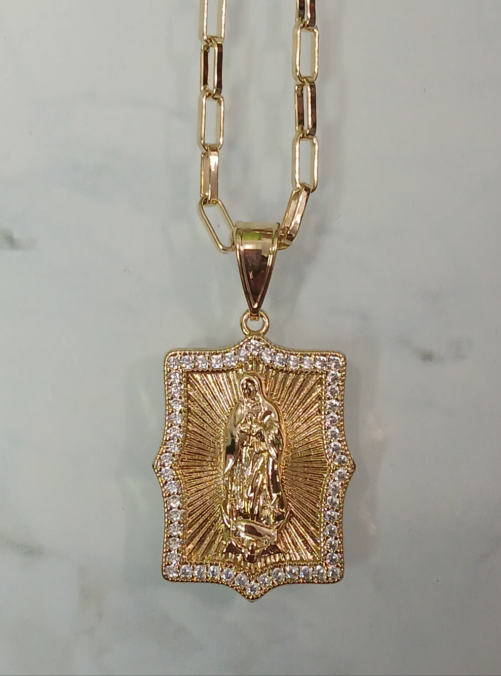 Cadenas en baño de oro laminado.