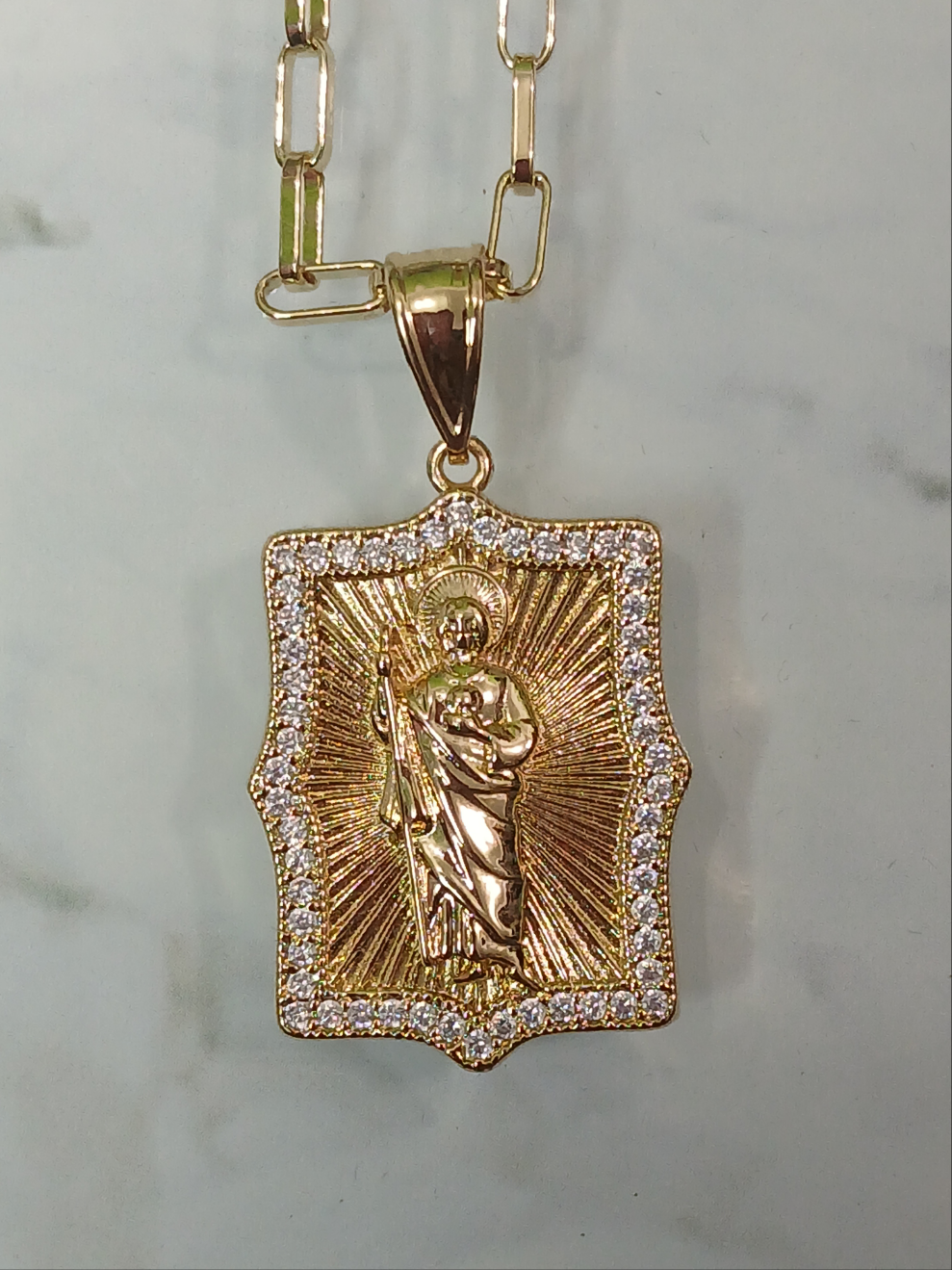 Cadenas en baño de oro laminado.