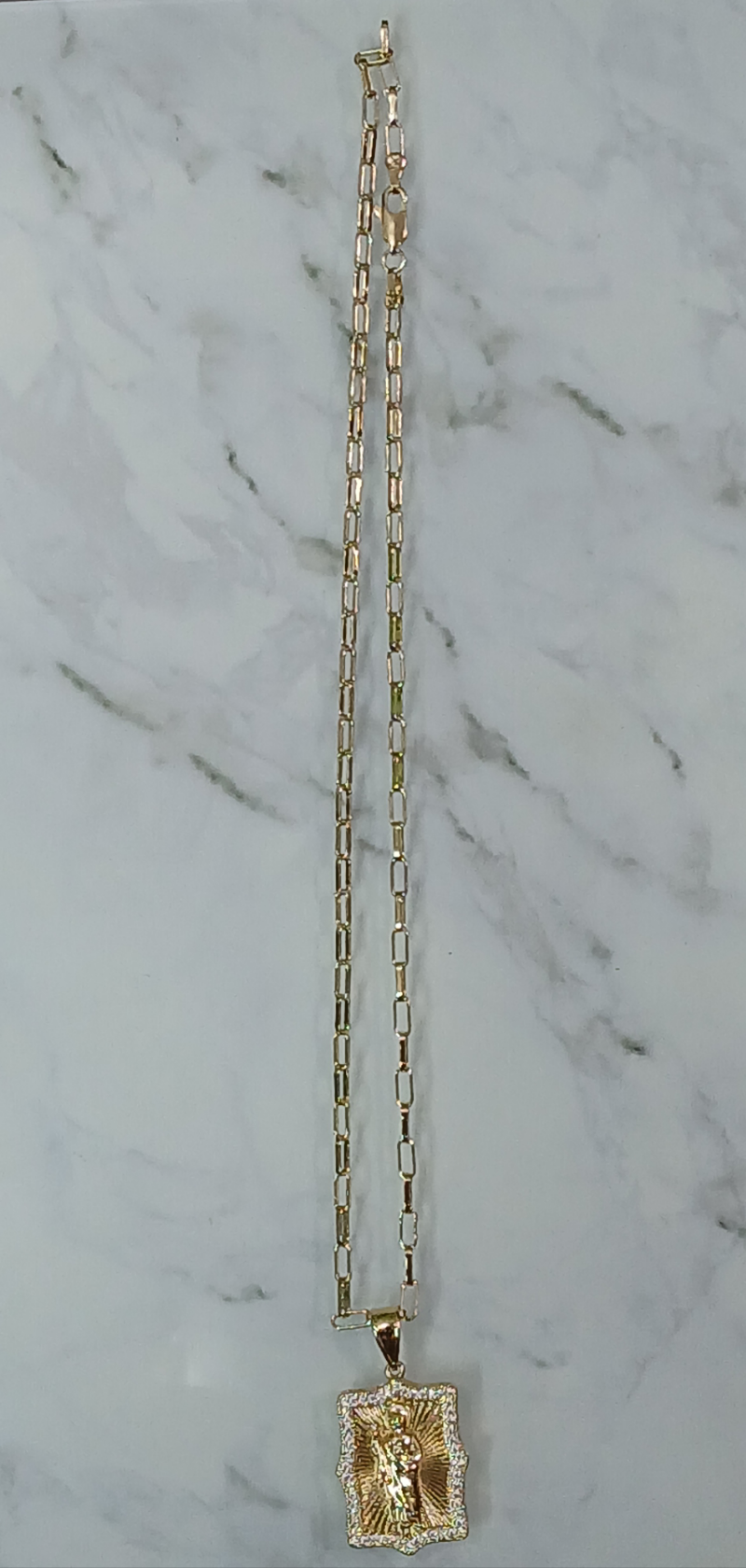 Cadenas en baño de oro laminado.