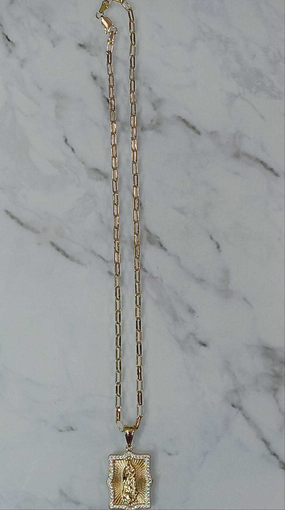 Cadenas en baño de oro laminado.