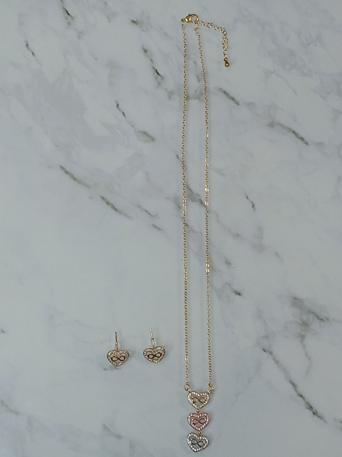 Set de cadena+aretes en baño de oro laminado.
