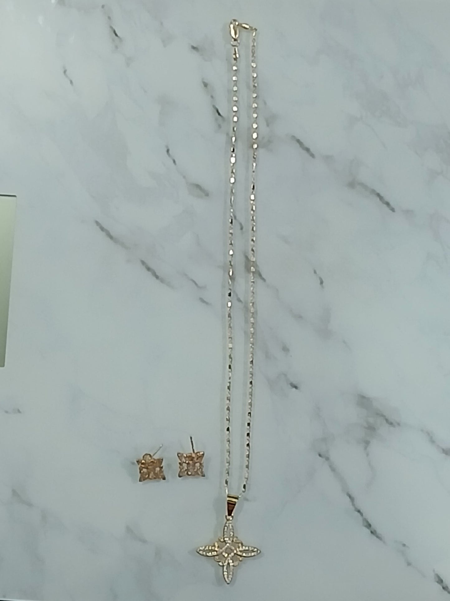 Set de cadena+aretes en baño de oro laminado.